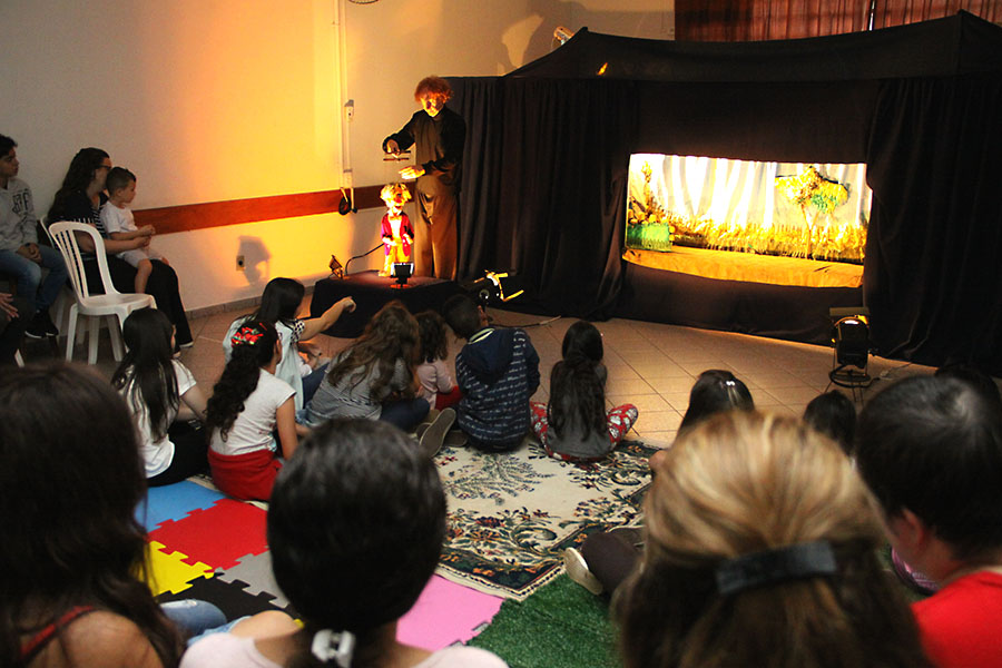 Teatro de bonecos encanta e promove  desenvolvimento para alunos da Apadevi