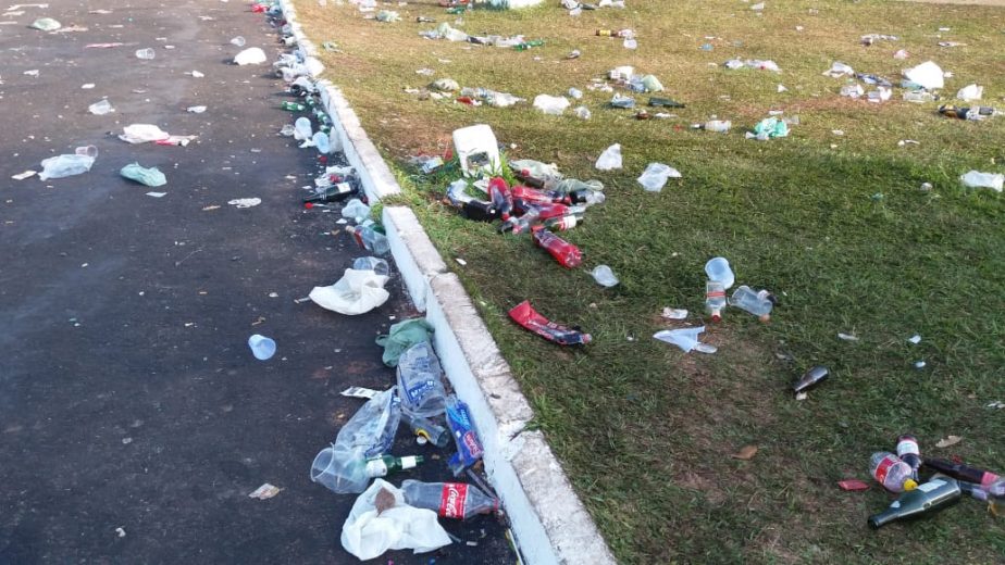 Jornal Ilustrado - População deixa quase uma tonelada de lixo no Lago Aratimbó, após a virada