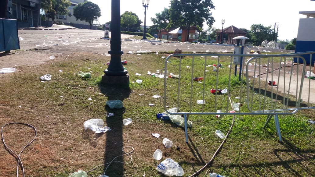 População deixa quase uma tonelada de lixo no Lago Aratimbó, após a virada