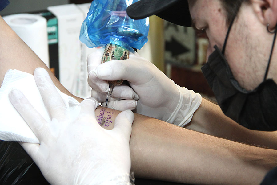 Tatuagem ajuda pessoas com alergias e doenças crônicas