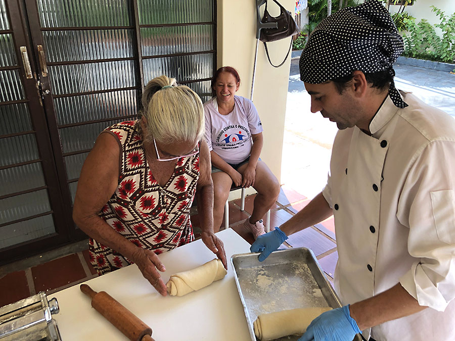 Ong e chef de cozinha levam qualificação para mulheres que vivem com o HIV