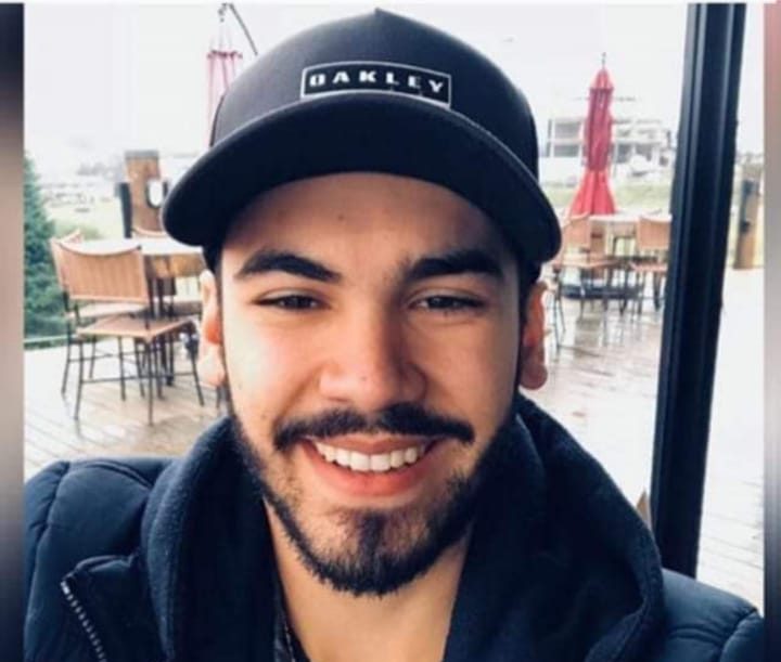 Família busca informações de jovem desaparecido