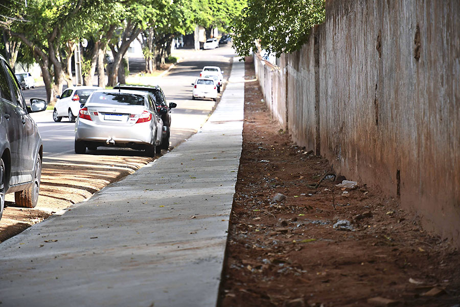 Calçada revitalizada do Estádio Lúcio Pipino já é utilizada pela população