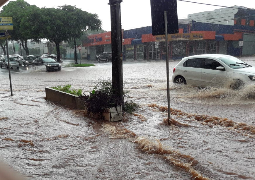 Empresários pedem apoio para sanar problemas com enxurradas na AV. Brasil