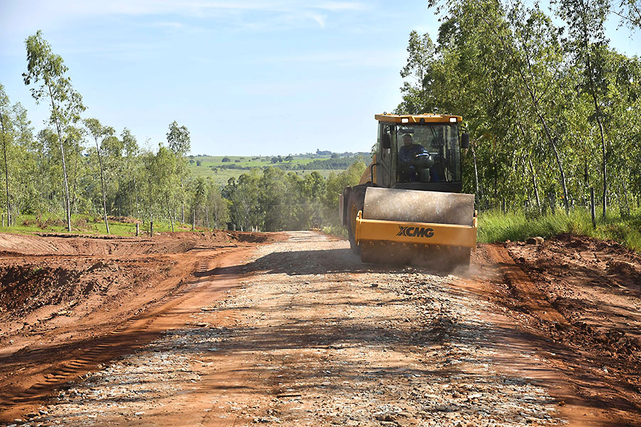 Estrada Passa Quatro recebe cascalho produzido de entulho de construção