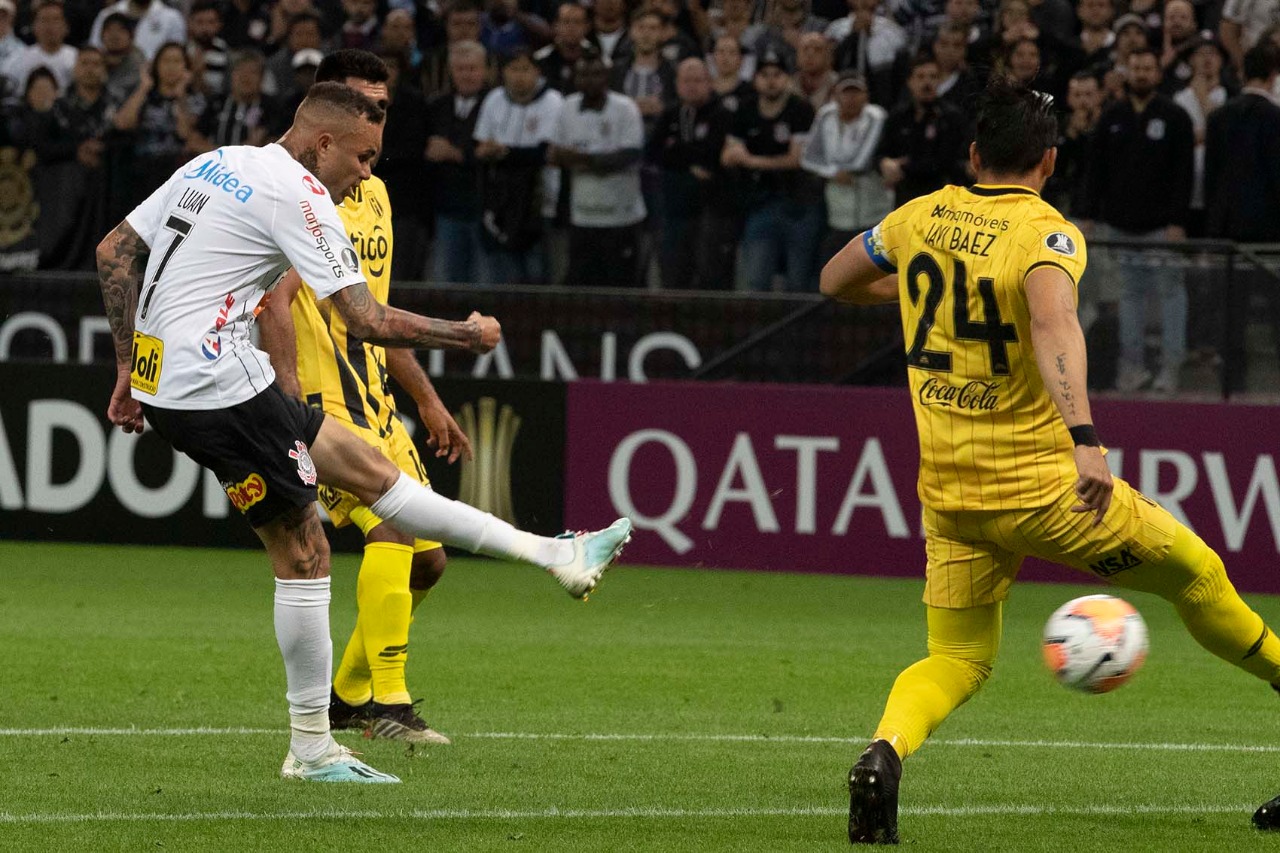Com Pedrinho expulso no 1º tempo, Corinthians é eliminado da Libertadores