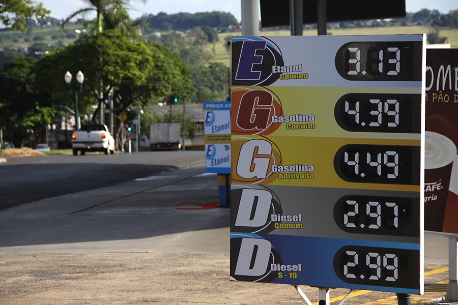 Queda da gasolina anunciada pela Petrobras ainda não chegou nos postos de Umuarama