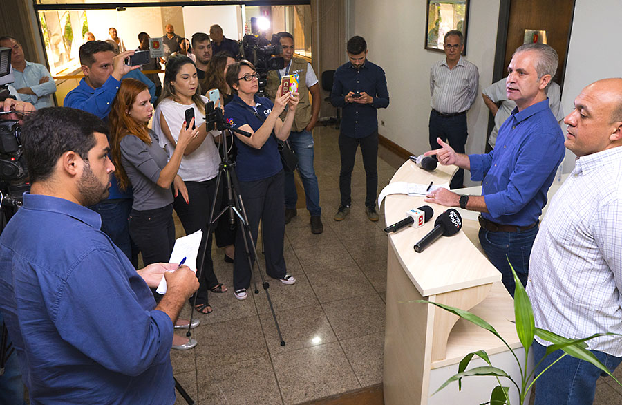 Prefeito de Maringá determina o fechamento do comércio e pede para pessoas ficarem em casa