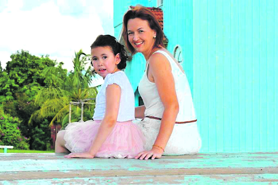Mãe dá exemplo ao se dedicar  a ajudar filha a ter vida normal