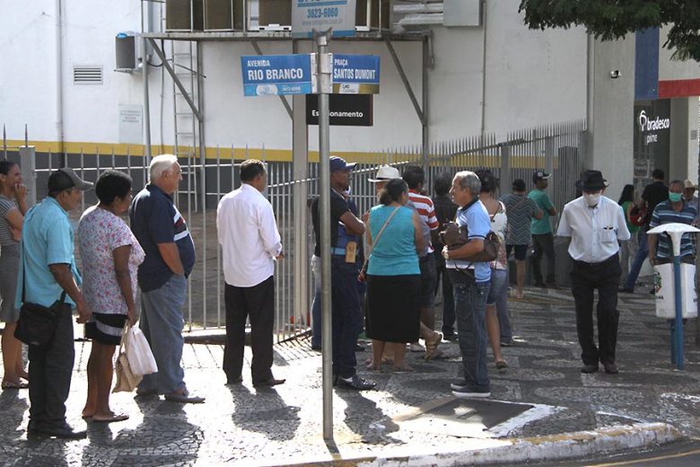 Jornal Ilustrado - Segunda-feira começa com idosos aglomerados em filas de bancos e lotéricas