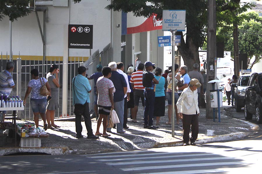 Procon multa bancos em mais de R$ 250 mil por tempo de espera em filas