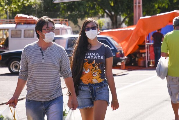 Se sair de casa, população deve usar máscaras para frequentar locais movimentados