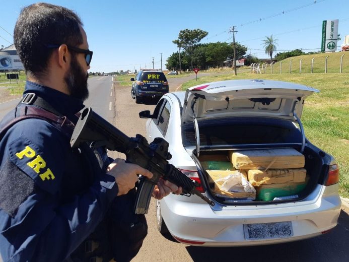 Jornal Ilustrado - Homem é preso pela PRF com 307 kg de drogas e carro roubado em Umuarama