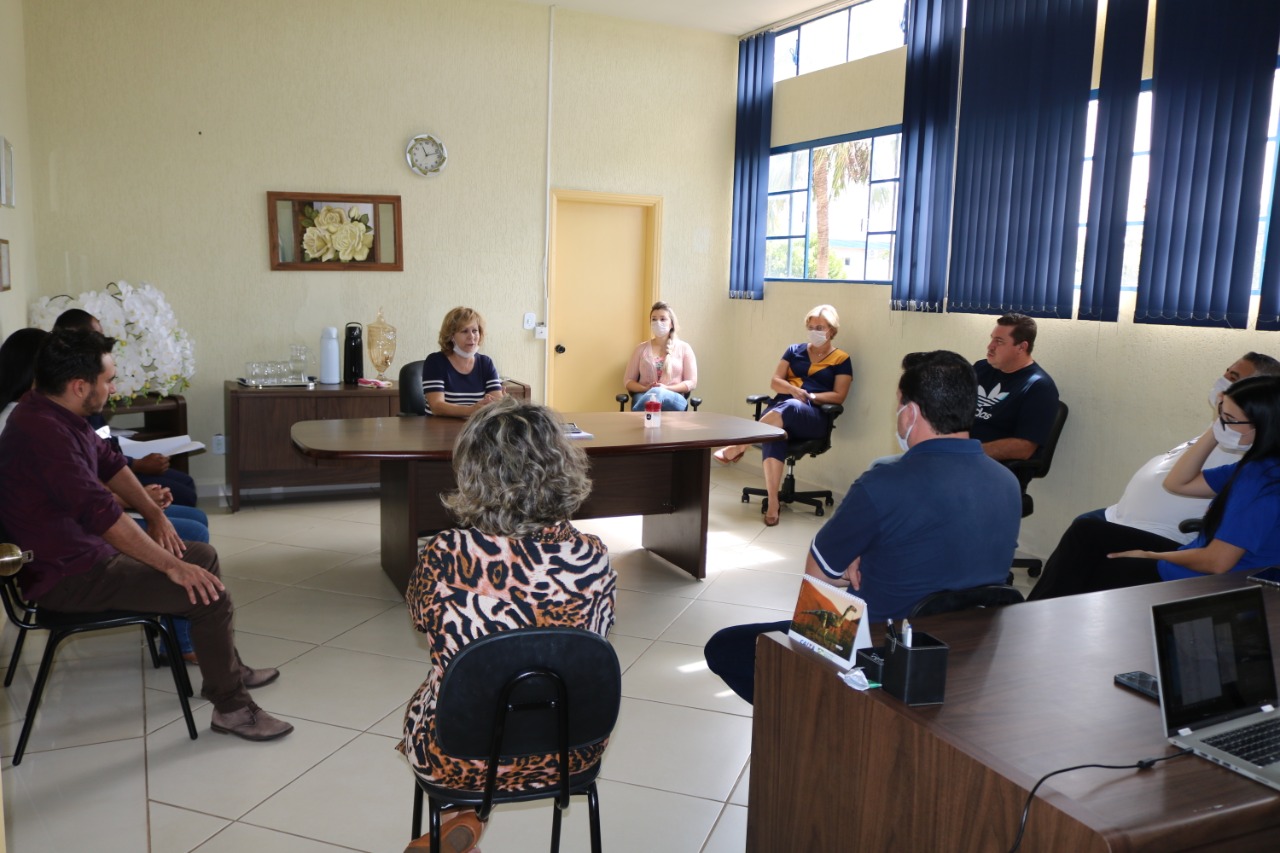 Prefeita reúne-se com representantes de mercados, bancos e igrejas em Cruzeiro do Oeste
