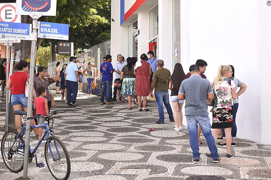 Aglomeração de pessoas no centro de Umuarama pode trazer nova quarentena