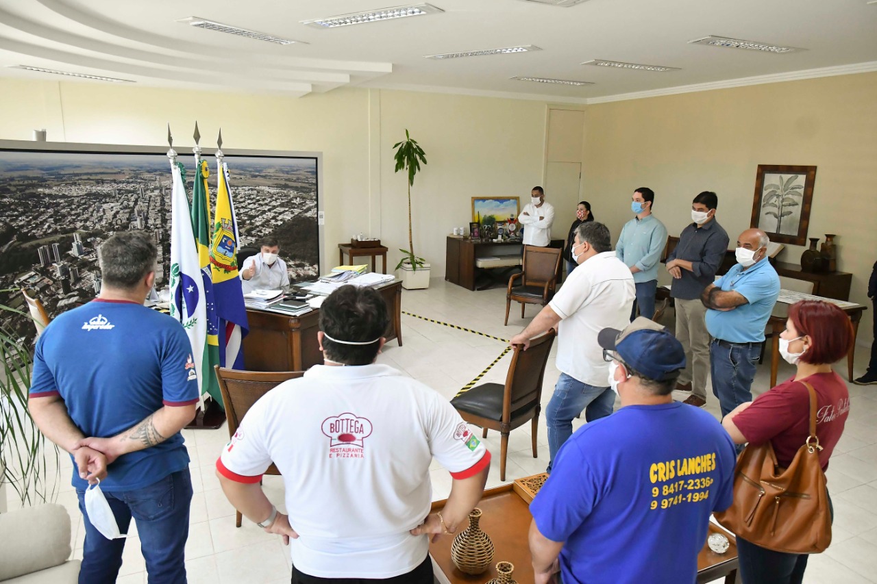 Pozzobom volta a receber empresários do setor alimentício, após protestos