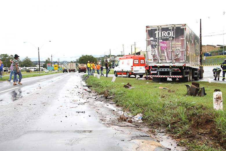 Jornal Ilustrado - Caminhoneiro morre em colisão traseira na 323 em Umuarama