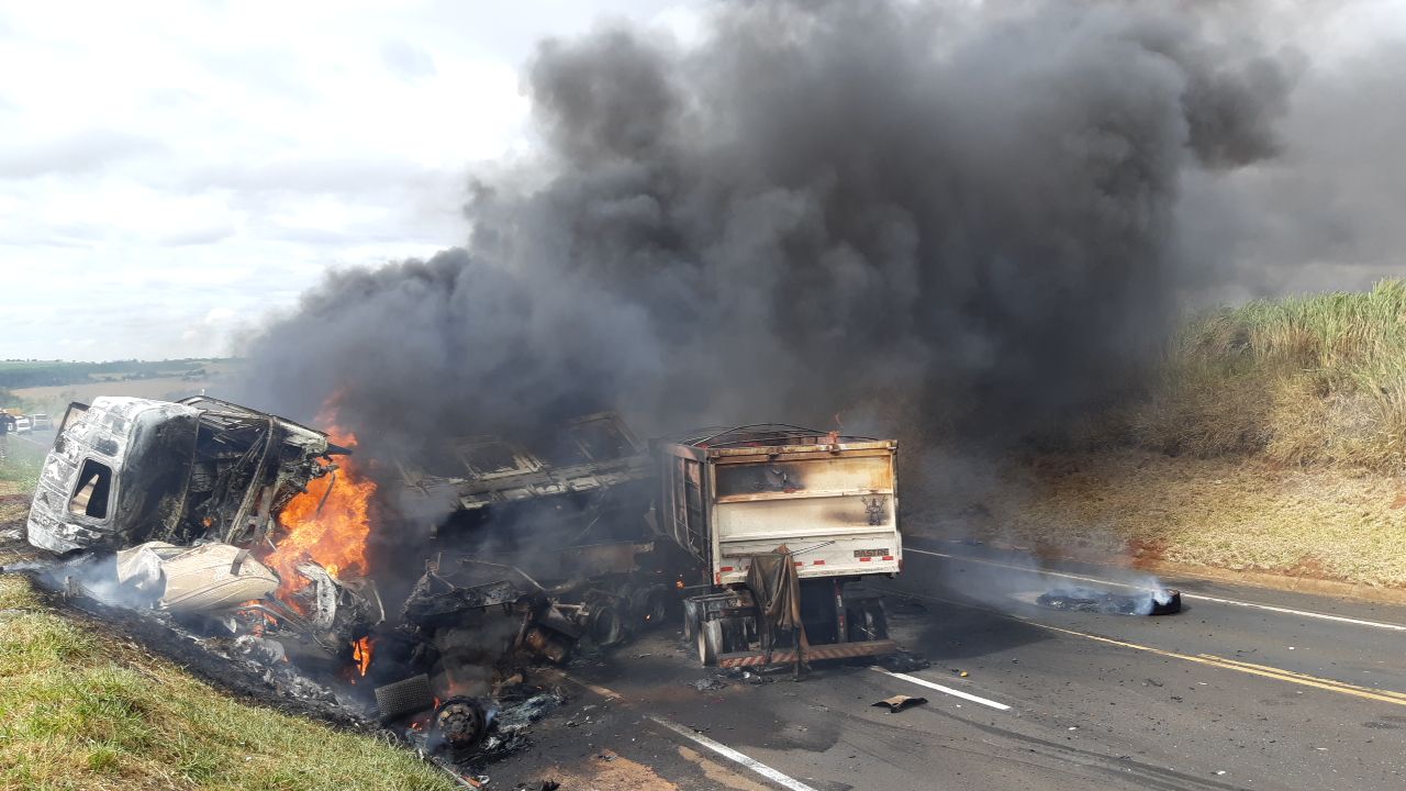Bombeiros controlam incêndio de carretas e um dos motoristas é identificado na BR-376