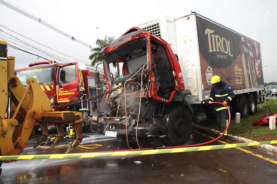Caminhoneiro morre em colisão traseira na 323 em Umuarama