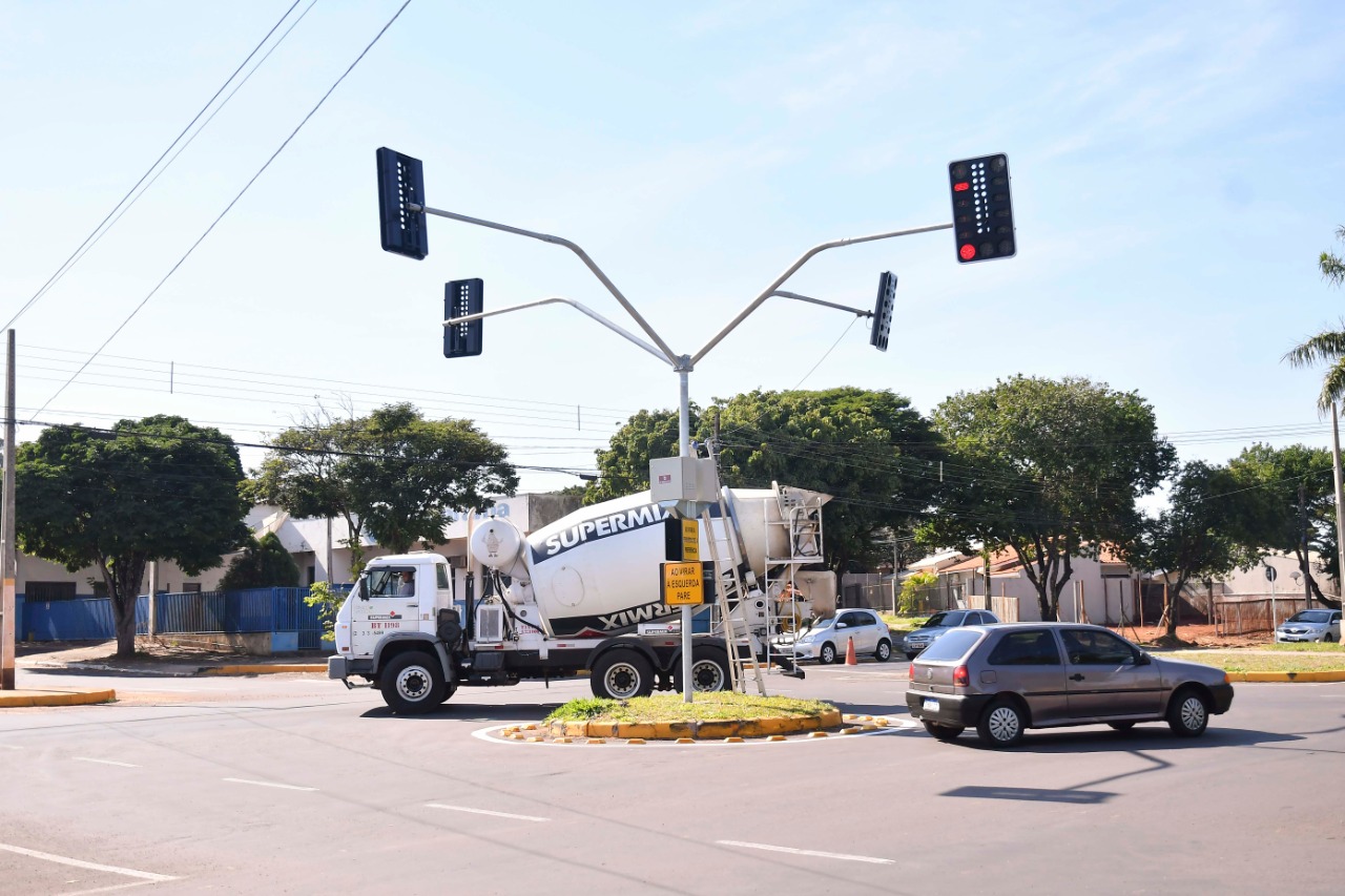 Semáforo instalado na Ângelo Moreira com Av. Rondônia já está funcionando