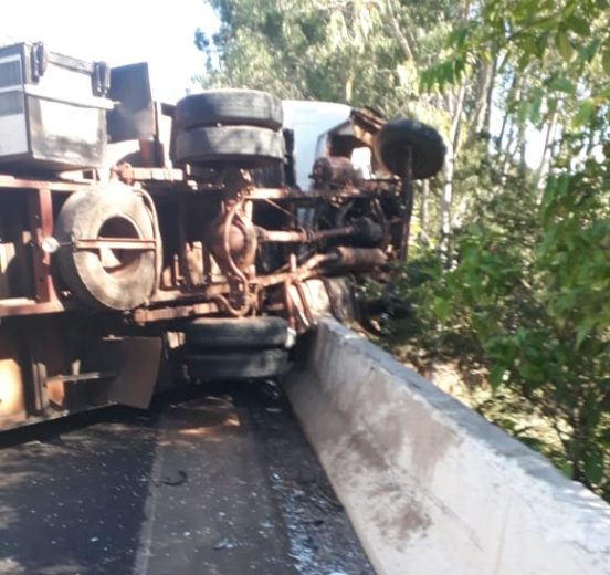 Jornal Ilustrado - Comerciante de Alto Paraíso morre após tombar caminhão na ponte do Rio 215