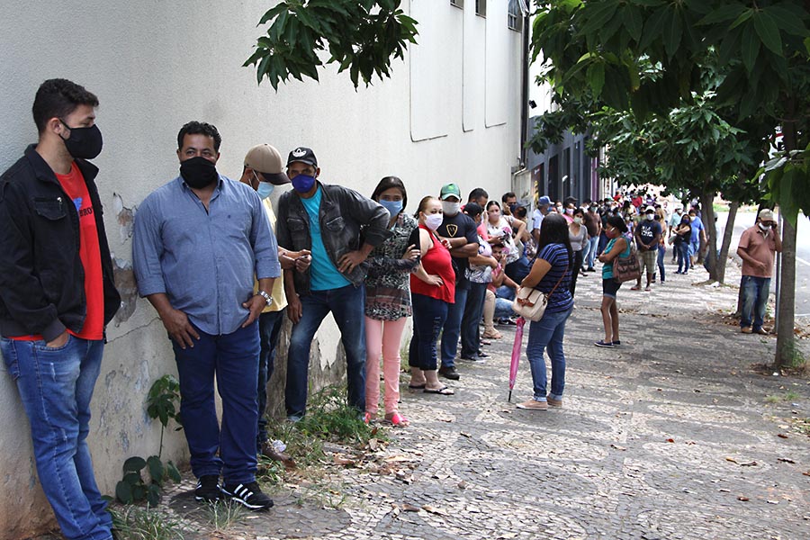 Fila gigantesca na Caixa Econômica Federal revolta umuaramenses