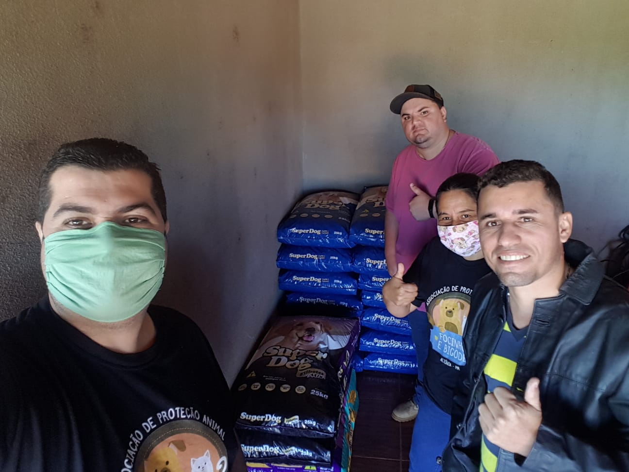 Live com Renan Oliveira arrecada ração  para animais de Associação de Altônia