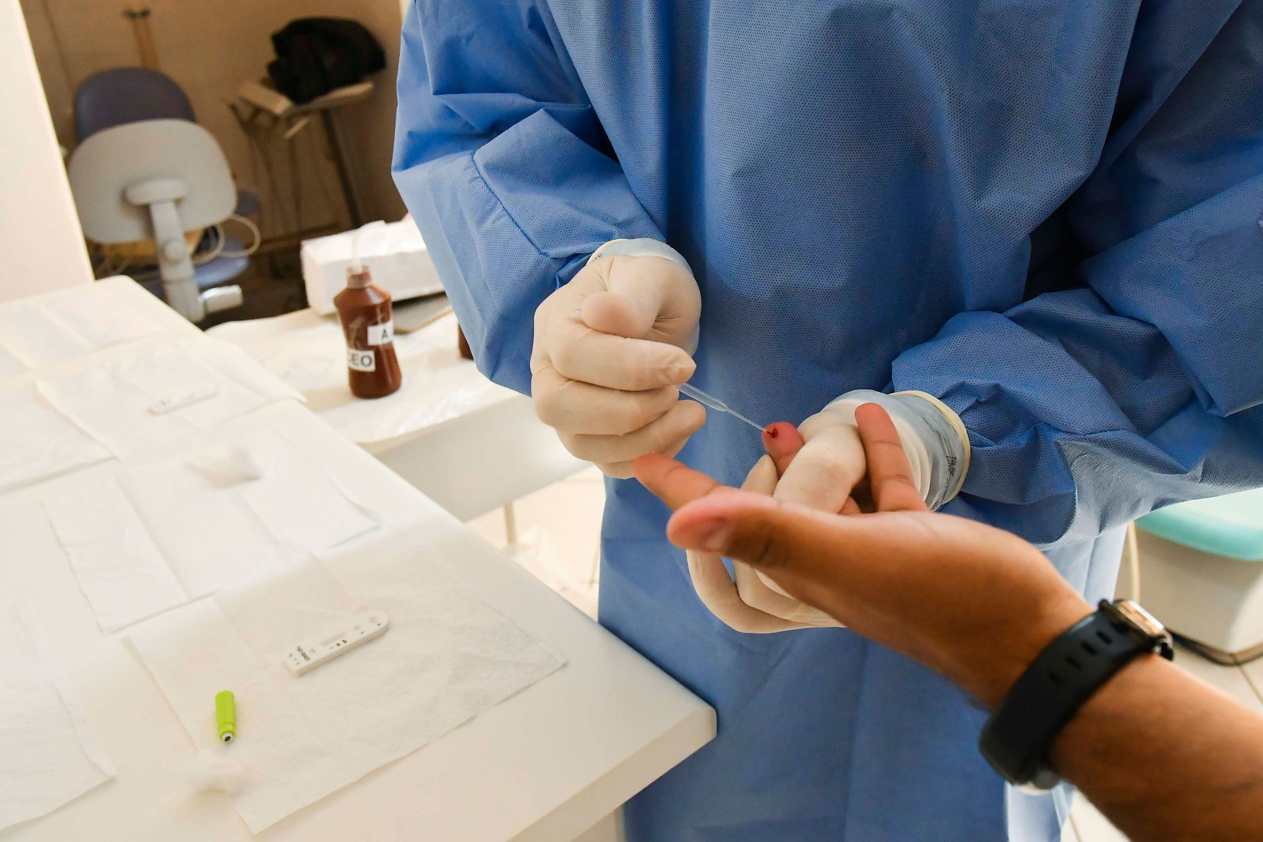 Teste rápido para coronavírus deve ser feito com indicação e orientação médica, diz Saúde