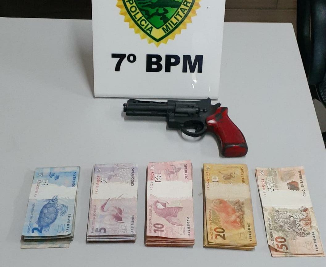 PM apreende mais de R$ 1,5 mil e simulacro de revólver em colégio de Cruzeiro do Oeste