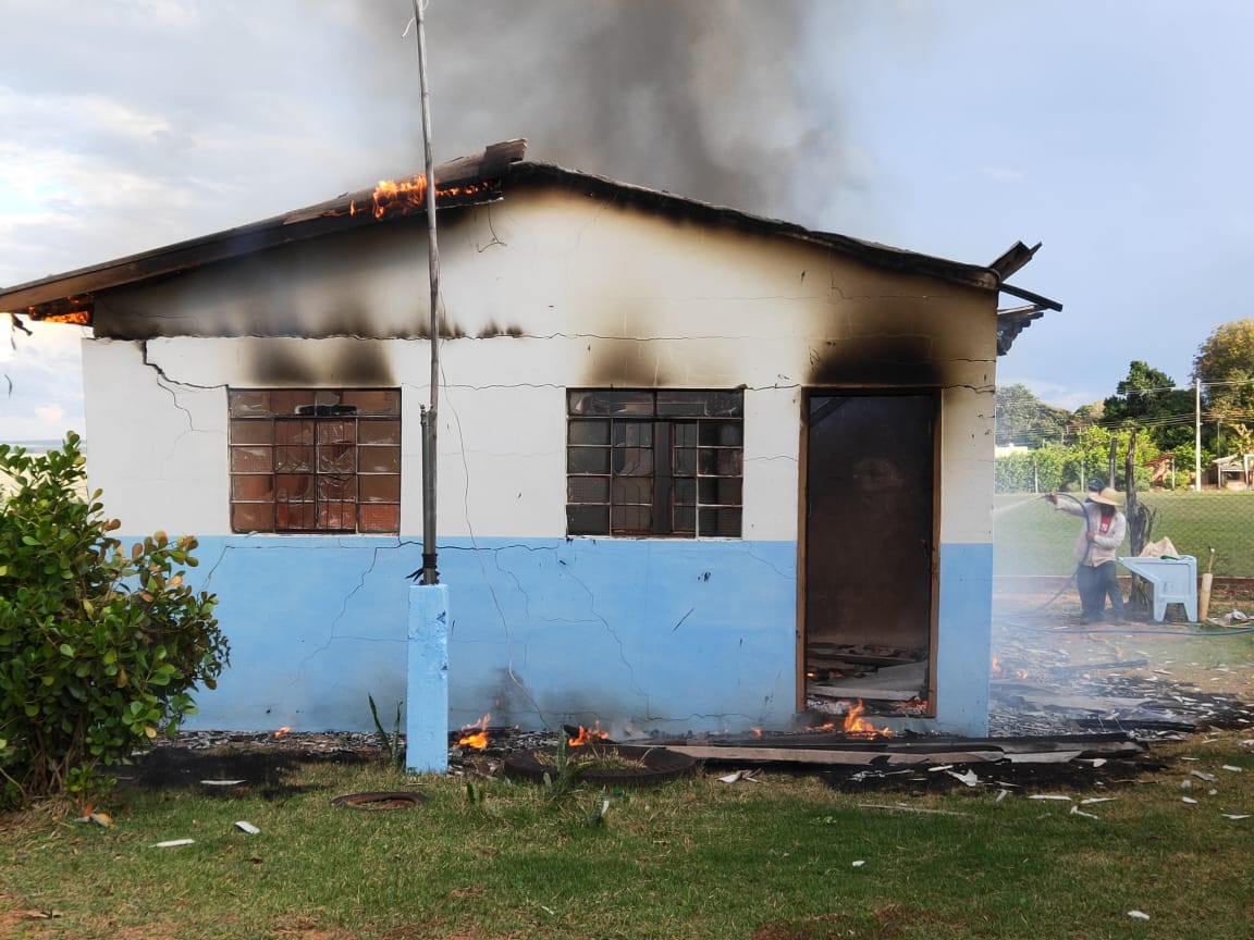Incêndio destrói residência do  caseiro no viveiro de Mariluz