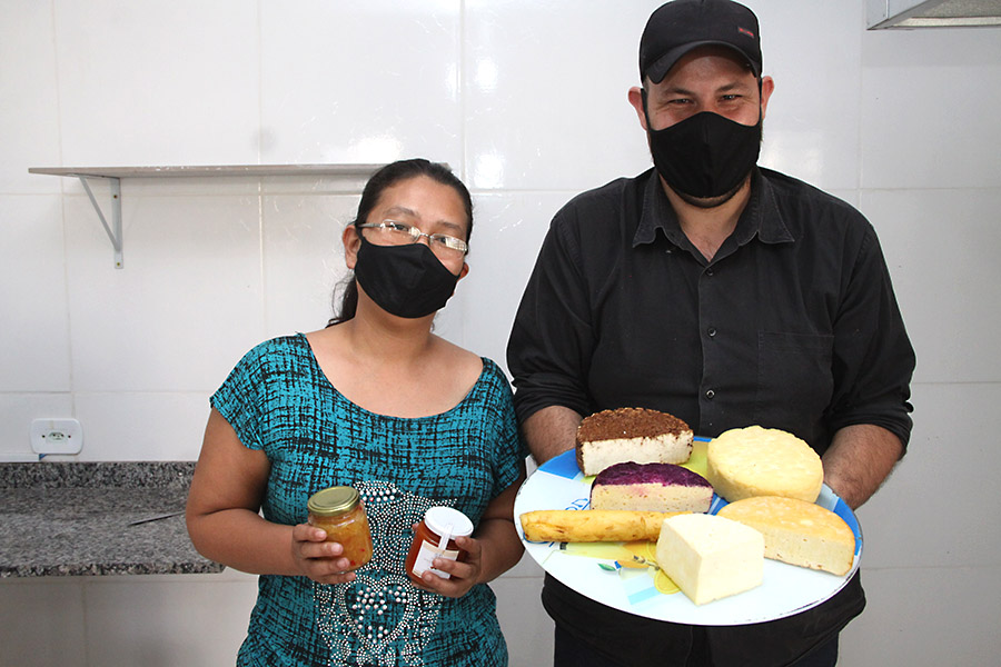 Jovem casal troca cidade pelo campo e faz nascer agroindústria de queijos e geleias