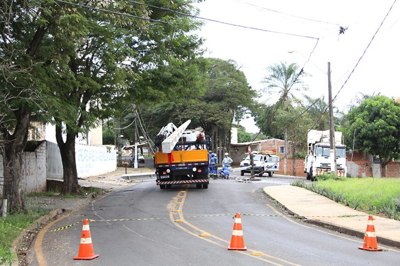 Jornal Ilustrado - Carro derruba poste no San Remo e deixa quase 3 mil domicílios sem energia