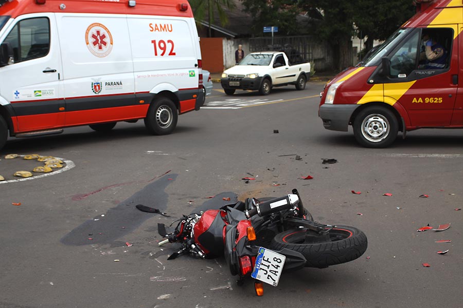 Colisão no centro deixa jovem gravemente ferido em Umuarama