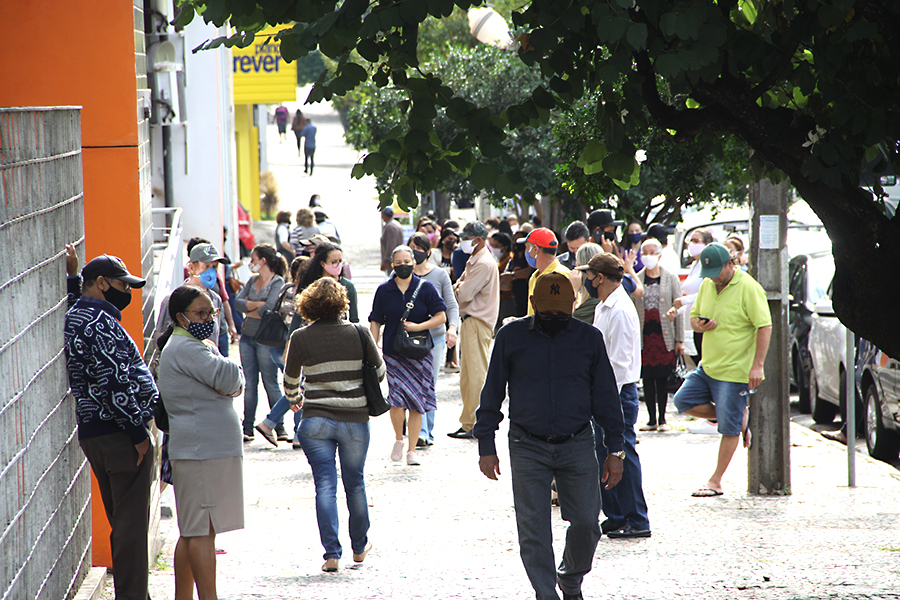 Manhã começa com aglomerações nas portas das agências bancárias