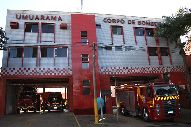 Jornal Ilustrado - Carro pega fogo em garagem de residência na avenida dos Xetás