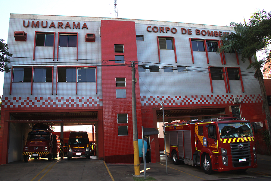 Carro pega fogo em garagem de residência na avenida dos Xetás