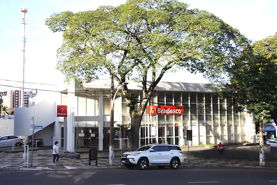 Casos de Covid-19 interrompem funcionamento de duas agências bancárias em Umuarama