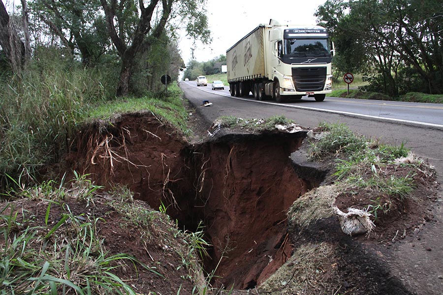 Motoristas precisam ficar atentos à nova erosão nas margens da rodovia PR-323