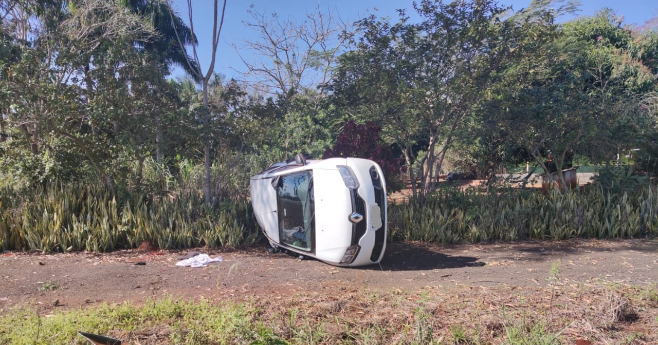 Dupla em fuga capota carro furtado na PR-323