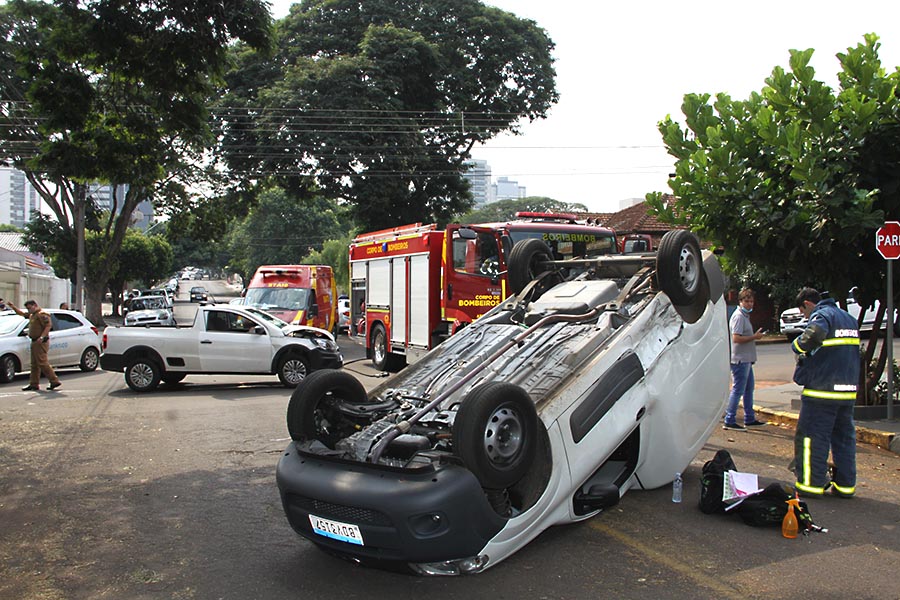 Carro capota no cruzamento das ruas Cambé e Ceará