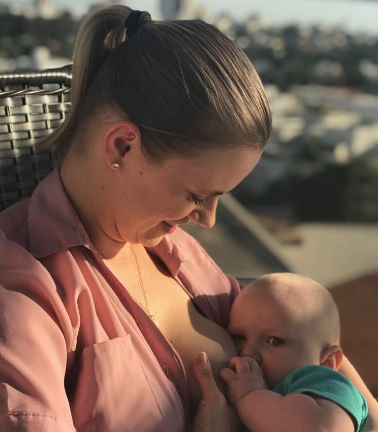 Mãe e doula, psicóloga umuaramense desmistifica o ato do aleitamento materno