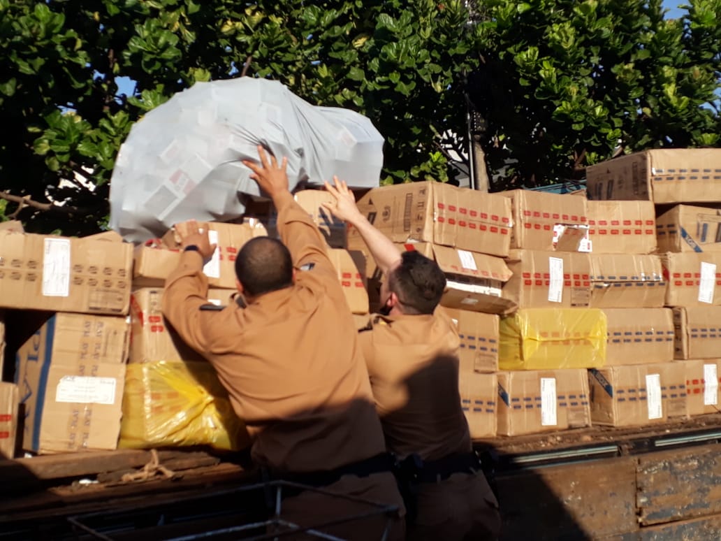 Polícia estoura dois depósitos de cigarros contrabandeado no jardim Imperial