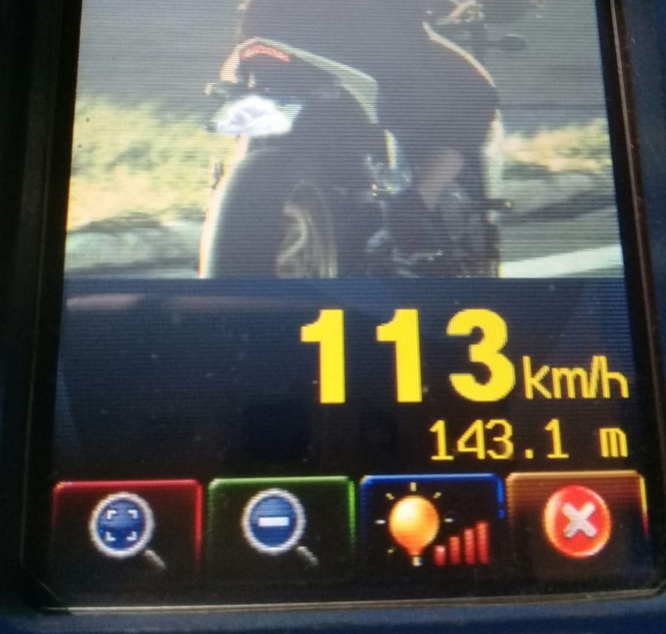 Moto de alta cilindrada é flagrada  a 113 km/h na avenida Ângelo Moreira