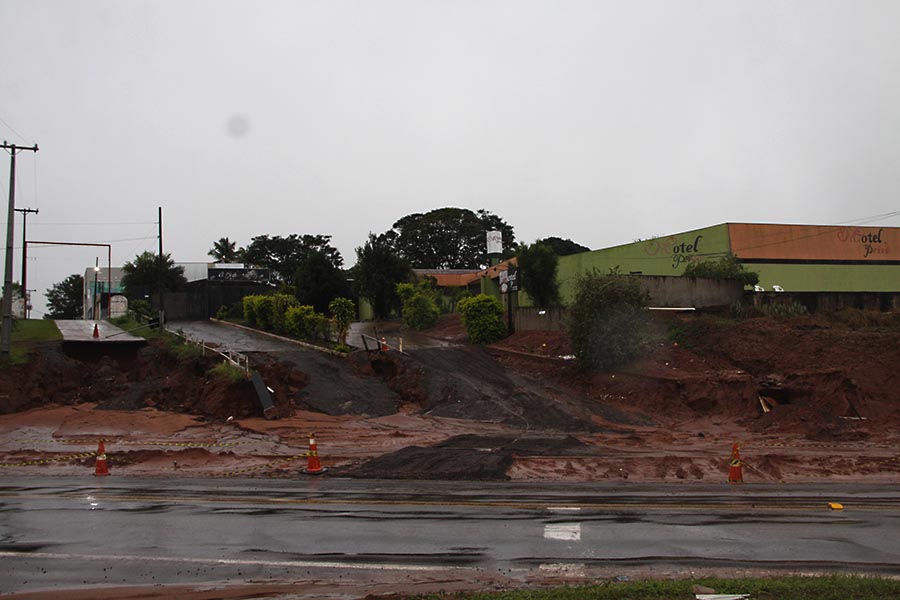 Acesso a chácaras desaba e deixa moradores isolados na avenida Portugal