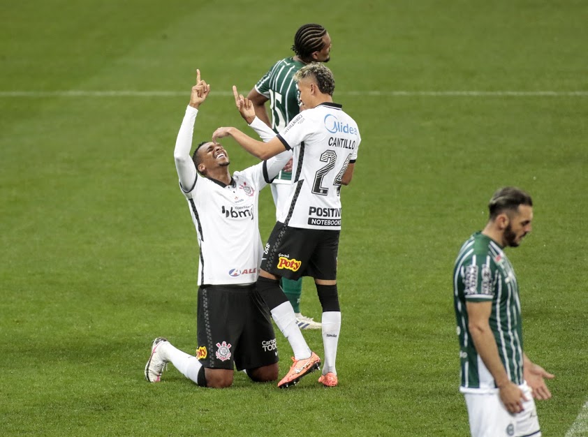 Corinthians volta a jogar mal, mas bate o lanterna Coritiba e obtém a 1ª vitória