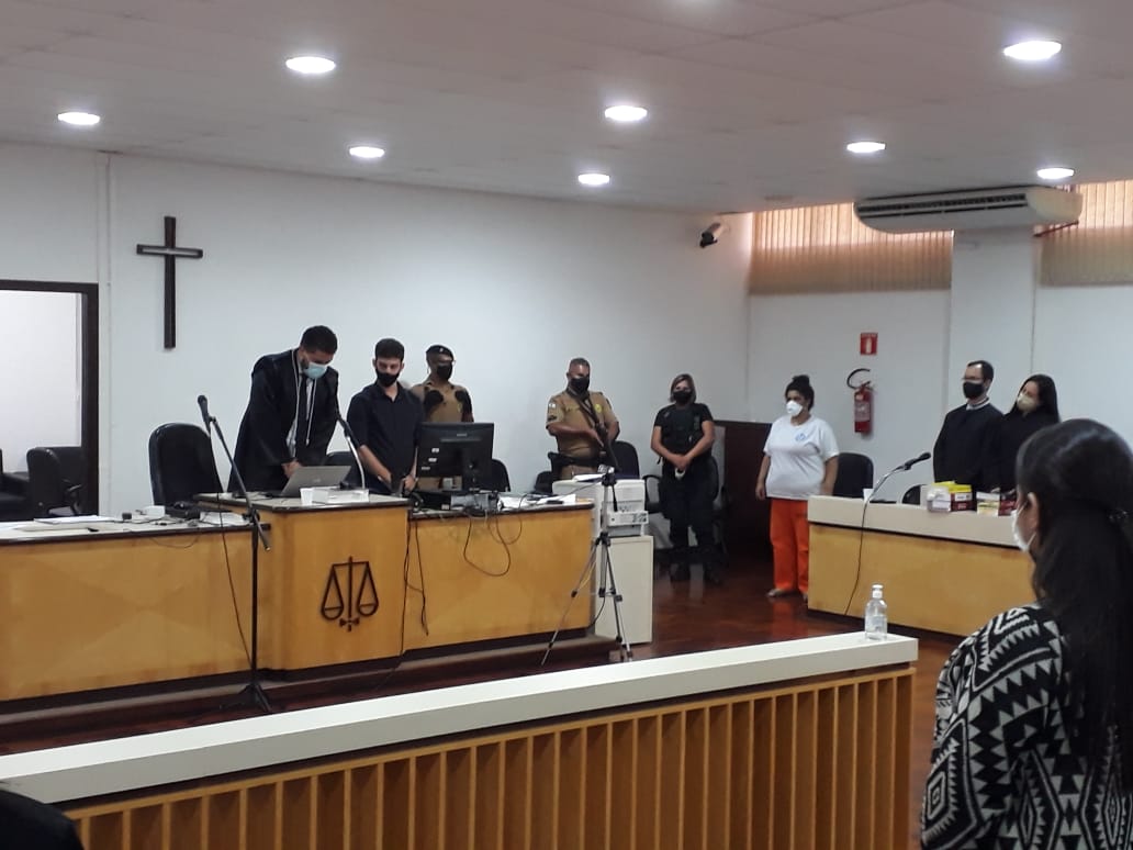 Vizinha é condenada a 16 anos por morte de mãe e filho
