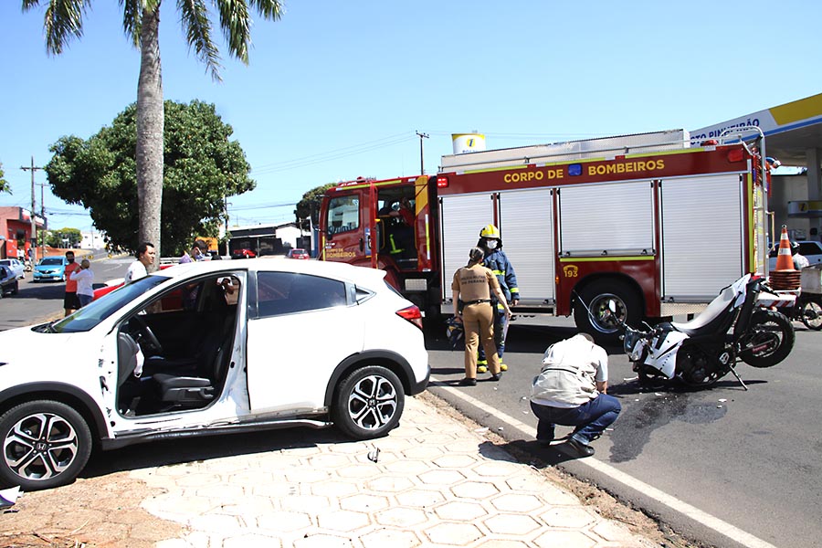 Colisão entre moto e carro deixa 2 feridos na av. Guanabara