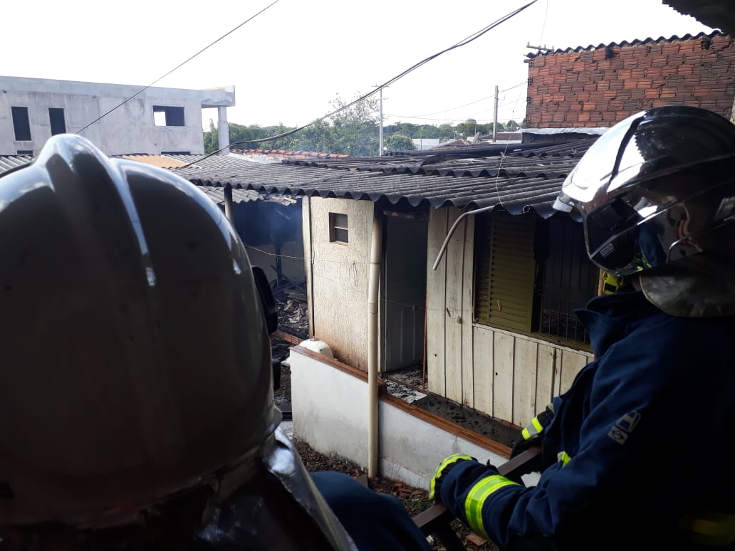 Incêndio destrói casa no conjunto Ouro Branco