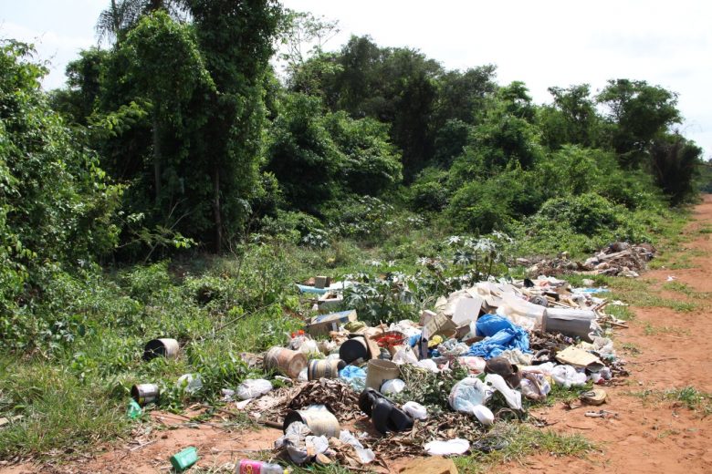 Jornal Ilustrado - Área de reserva começa a virar lixão a céu aberto em Serra dos Dourados