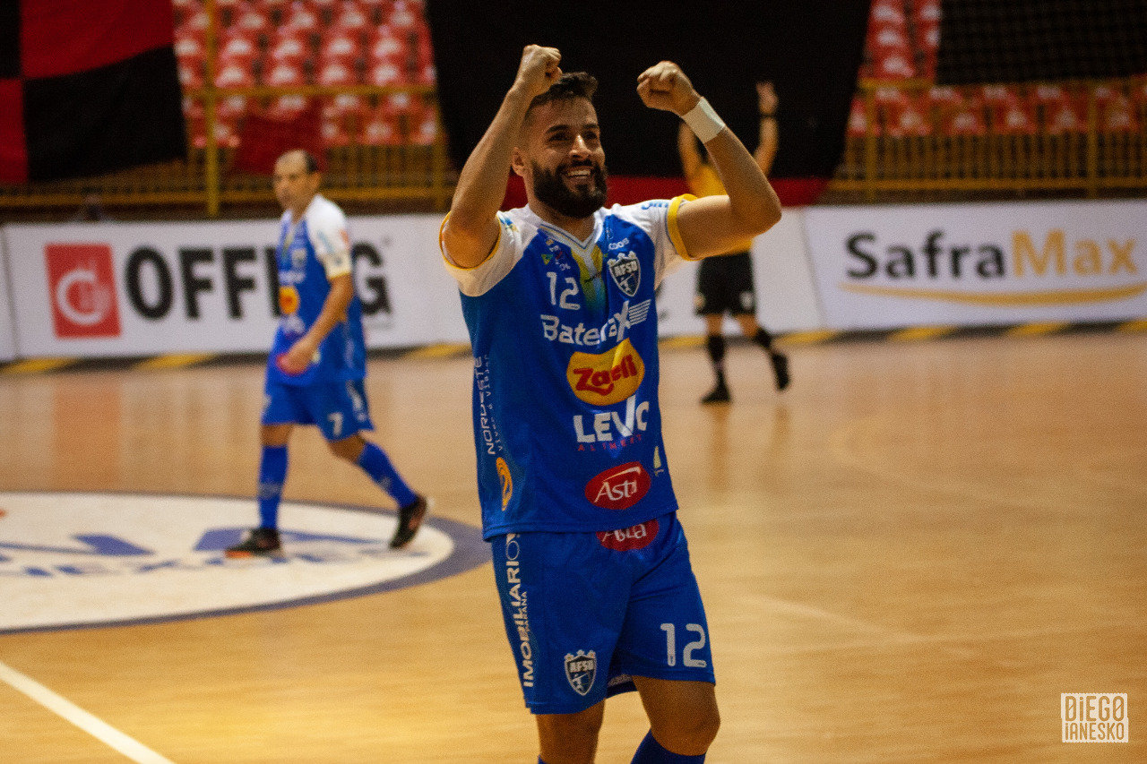 Umuarama Futsal carimba terceira vitória ao derrotar o líder do grupo